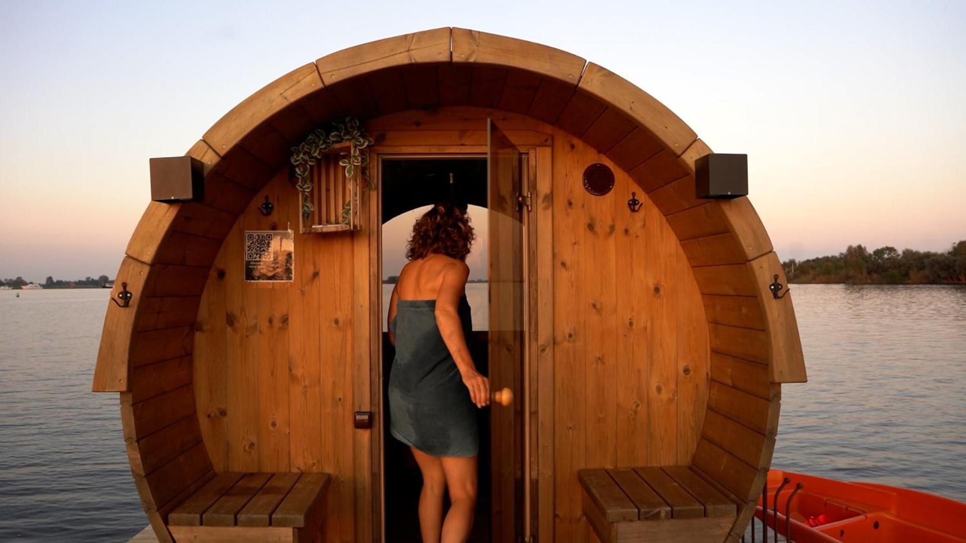 Pean-buiten Waterlodges Holiday home Nes (Heerenveen)